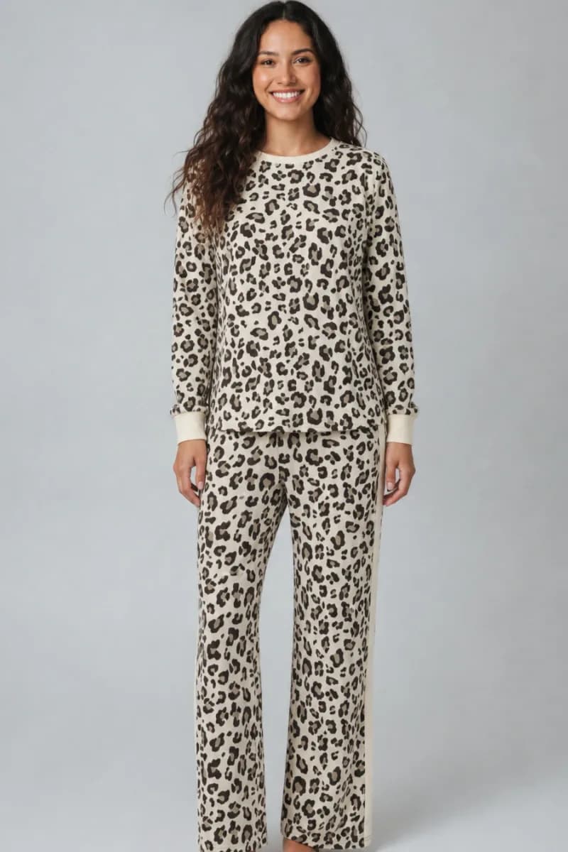 Ergebnis der KI-Anprobe: dieselbe Frau in einem Loungewear-Set mit Leopardenmuster